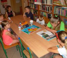 kolejna z uczestniczek czyta dzisiejszą opowieść pozostałym uczestnikom zajęć