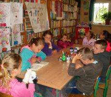dzieci słuchają dalszej części opowieści czytanej przez kolejną uczestniczkę zajęć