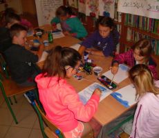 dzieci w skupieniu rozpoczynają pracę nad dzisiejszym tematem zajęć - na początek malują tło dla swojej pracy