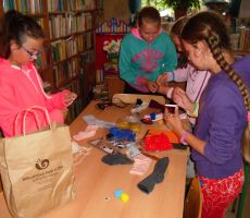 uczestnicy zajęć rozpoczynają pracę nad skarpetkowymi kukiełkami