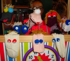 dzieci prezentują wykonane przez siebie skarpetkowe kukiełki