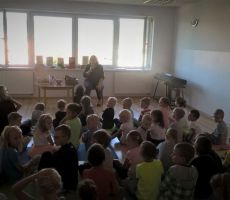 SPOTKANIE Z JUSTYNĄ BEDNAREK AUTORKĄ KSIĄŻEK DLA DZIECI W PRZEDSZKOLU „PIĄTKA” NA ŹRÓDLANEJ.