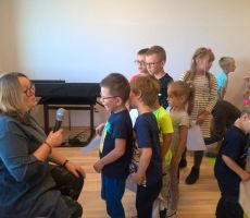 SPOTKANIE Z JUSTYNĄ BEDNAREK AUTORKĄ KSIĄŻEK DLA DZIECI W PRZEDSZKOLU „PIĄTKA” NA ŹRÓDLANEJ.