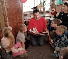 Z mikołajkową książką do przedszkola