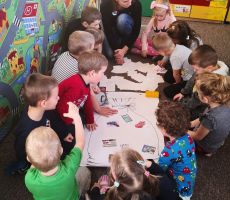 Z mikołajkową książką do przedszkola