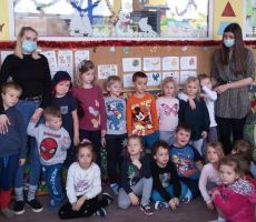 Filia 1 z książką w przedszkolu