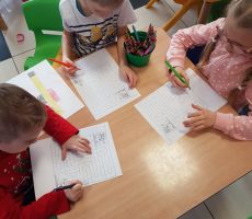 ŚWIĄTECZNE ZAJĘCIA W PRZEDSZKOLU NA ŹRÓDLANEJ