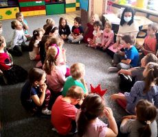 Z książką do przedszkola. Rodzina jest najważniejsza.