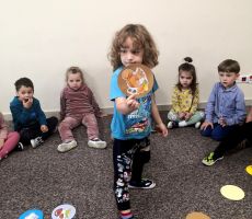 Jesienna wyprawa z książką do przedszkola.