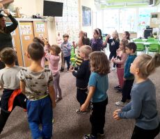 Jesienna wyprawa z książką do przedszkola.