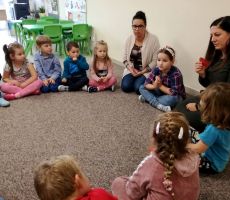 Jesienna wyprawa z książką do przedszkola.