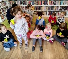 Książkowi Odkrywcy i Owocowy Dzień w Filii na Czarnym Potoku