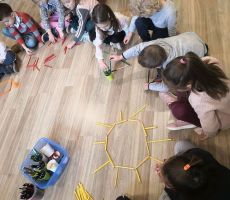 Dzień Kredki z małymi Odkrywcami.