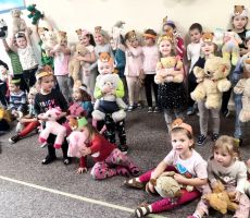 Z książką i misiem do przedszkola.