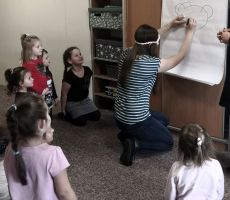 Z książką i misiem do przedszkola.