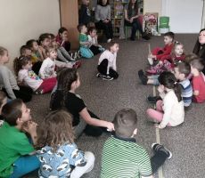 Z książką i misiem do przedszkola.