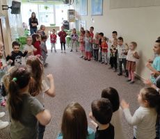 Z książką do przedszkola - Kurka Śnieżka i siedem sówek