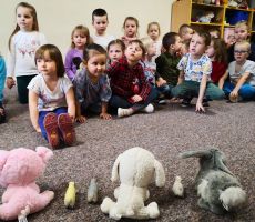 Z książką do przedszkola - Kurka Śnieżka i siedem sówek