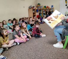 Z książką do przedszkola - Kurka Śnieżka i siedem sówek