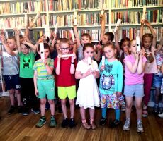 Z książka od papirusu do gigabajtów - warsztaty dla zerówki w filii na Czarnym Potoku