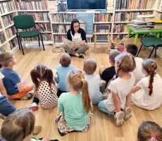 Z książka od papirusu do gigabajtów - warsztaty dla zerówki w filii na Czarnym Potoku