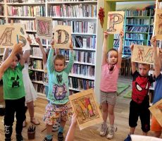 Z książka od papirusu do gigabajtów - warsztaty dla zerówki w filii na Czarnym Potoku