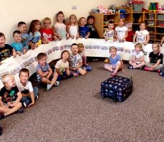 Filia 1 z książką w przedszkolu