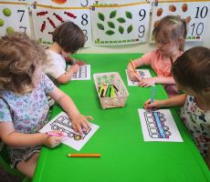 Filia 1 z książką w przedszkolu