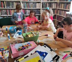 Dzieci z Filii na Czarnym Potoku zaprzyjaźniają się z pszczołą