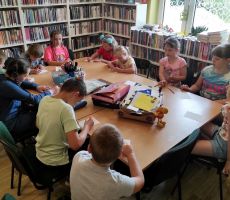 Dzieci z Filii na Czarnym Potoku zaprzyjaźniają się z pszczołą