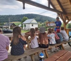 „Płonie ognisko i szumią knieje”