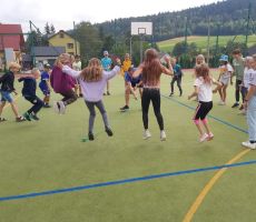 „Płonie ognisko i szumią knieje”