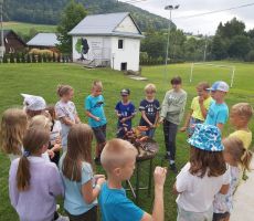 „Płonie ognisko i szumią knieje”