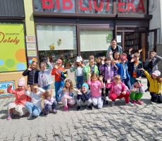 ODWIEDZINY ZERÓWKI Z „PIĄTKI” W BIBLIOTECE NA ŹRÓDLANEJ