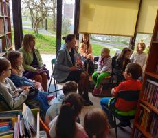 ODWIEDZINY ZERÓWKI Z „PIĄTKI” W BIBLIOTECE NA ŹRÓDLANEJ