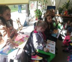 ODWIEDZINY ZERÓWKI Z „PIĄTKI” W BIBLIOTECE NA ŹRÓDLANEJ