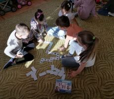 Przedszkolaki z Tylicza grają w gry planszowe