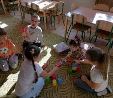 Przedszkolaki z Tylicza grają w gry planszowe