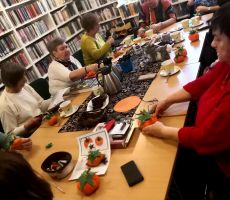 Jaworzynki na Czarnym Potoku szyją dynie.