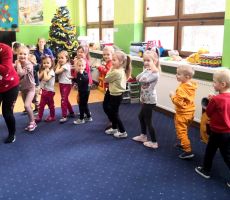 Przedszkolne zajęcia w świąteczno-zimowym klimacie
