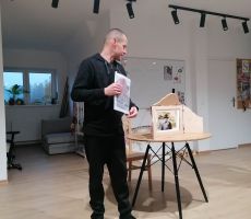 Nikifor znaczy: „Niosący zwycięstwo”.