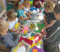 ZAJĘCIA WAKACYJNE W BIBLIOTECE NA ŹRÓDLANEJ – PRACA NAD KSIĄŻECZKĄ SENSORYCZNĄ