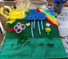 ZAJĘCIA WAKACYJNE W BIBLIOTECE NA ŹRÓDLANEJ – PRACA NAD KSIĄŻECZKĄ SENSORYCZNĄ