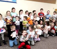 Z książką do przedszkola wybrały się dinozaury.