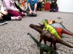 Z książką do przedszkola wybrały się dinozaury.