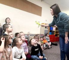 Z książką do przedszkola wybrały się dinozaury.