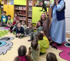 Czy kura to kuzynka dinozaura? - biblioteczne zajęcia w Ochronce