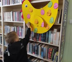 Pierwszaki ze Szkoły Podstawowej w Bereście z wizytą w bibliotece.