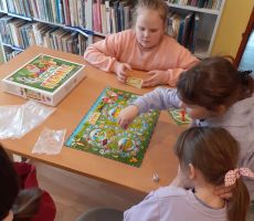 Z książka i grą w tylickiej bibliotece