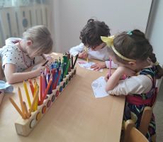 ŚWIĄTECZNE ZAJĘCIA W PRZEDSZKOLU „PIĄTKA” ODDZIAŁ MONTESSORII